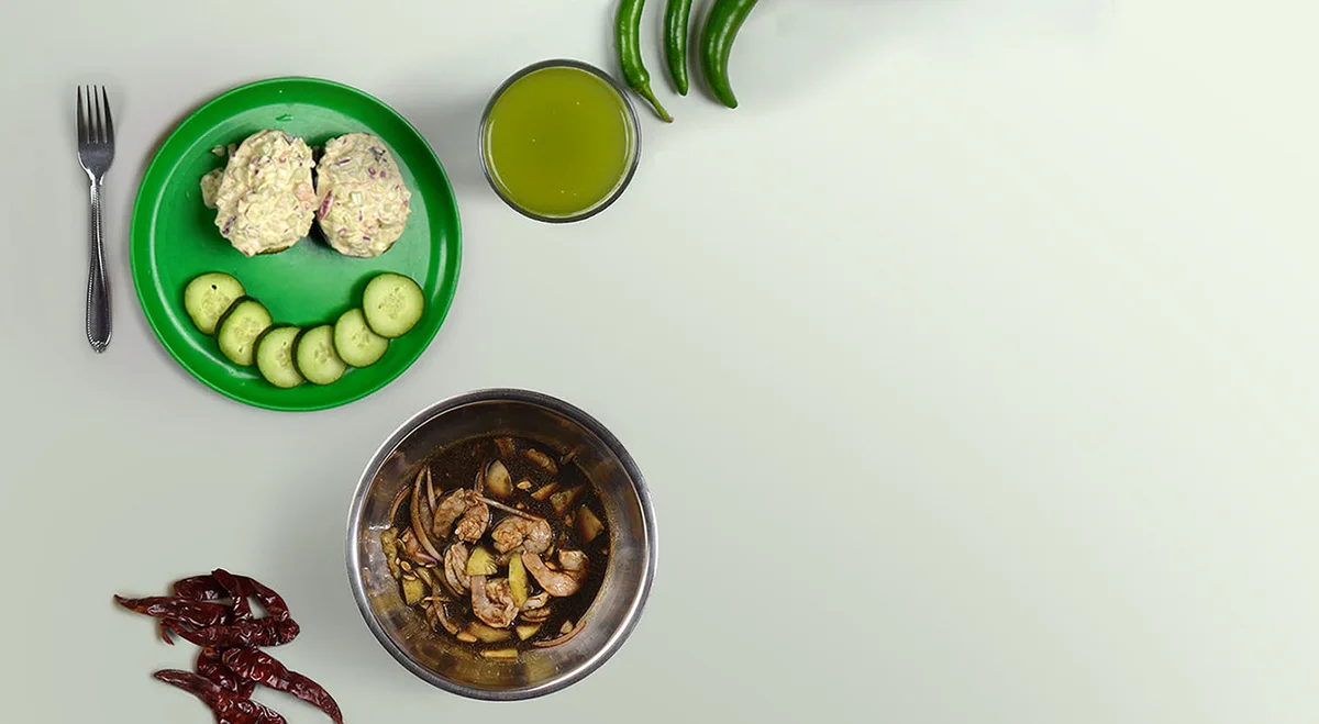 Platos con botanas, pepino y camarones sobre una mesa clara, en una foto de 1000 Caguamas.